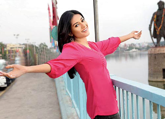 Amrita Rao does a cover-up act in Bhopal